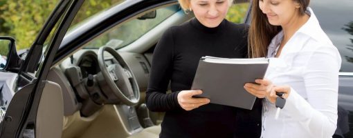 Kobiety sprawdzają wysokość podatku po zakupie samochodu