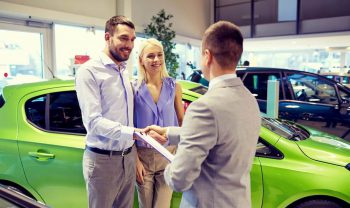 Młoda para kupuje samochód w leasingu