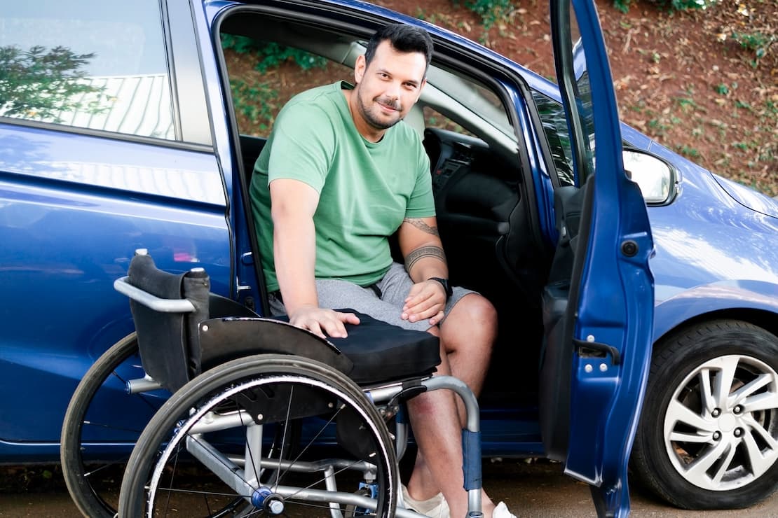 Osoba niepełnosprawna w samochodzie